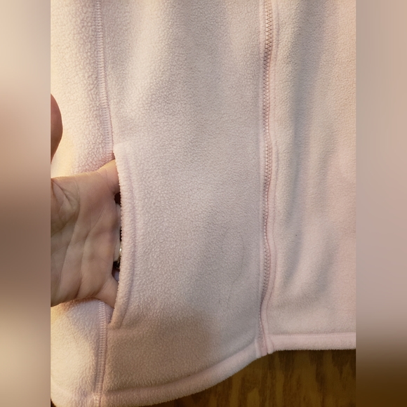 Cute, soft, light pink zip up light jacket with front pockets. Size small - Picture 4 of 4